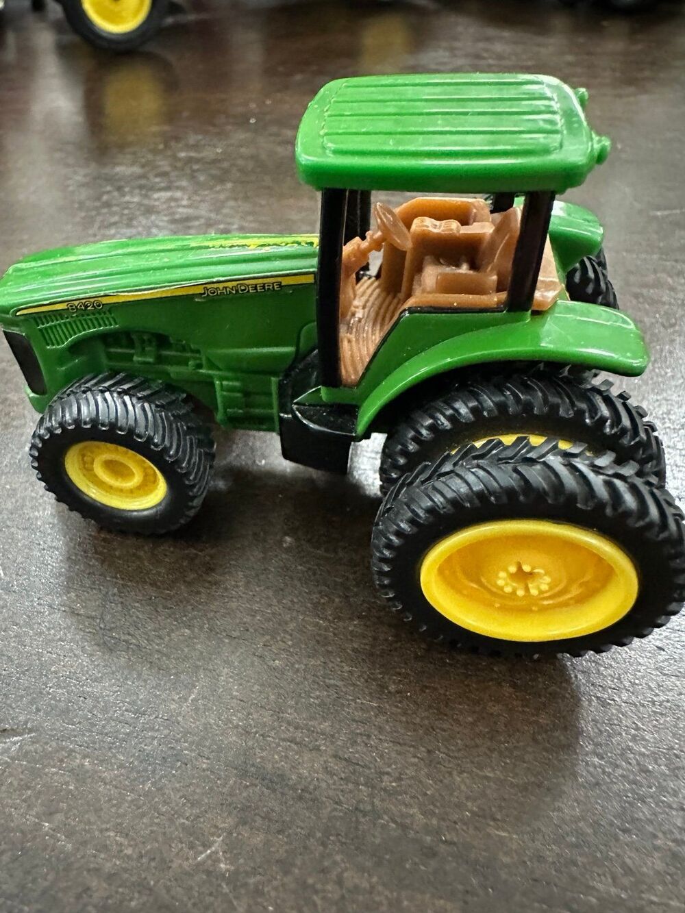John Deere small tractor 1/64
